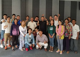 従業員一同でカンボジアまでお見送り