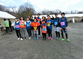 12名4チームでマラソン大会に参加