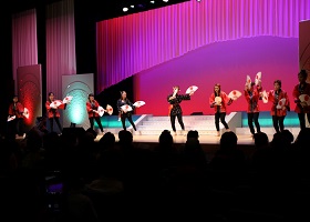 日本舞踊を披露