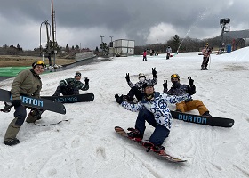 インドネシア技能実習生5名、雪山に大感激