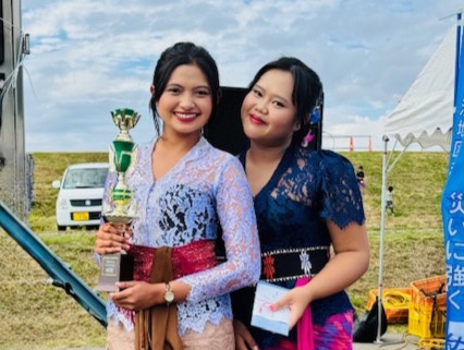 バリダンスを披露して一芸大会でグランプリ